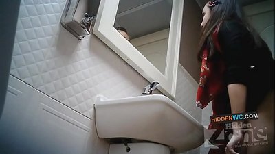 Vidéo de caméra cachée dans les toilettes des femmes (1)